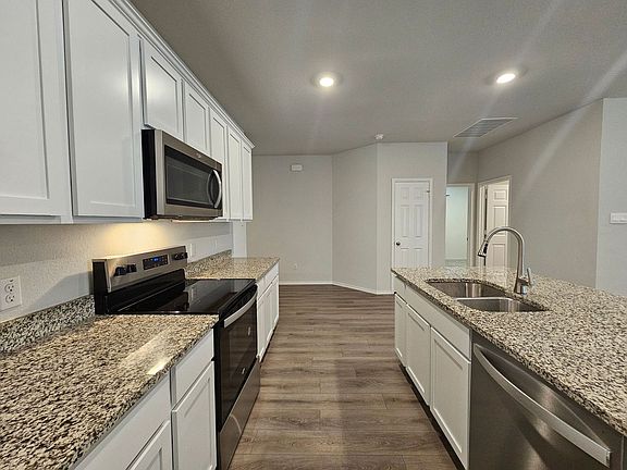 5th image of 3705 Addison St