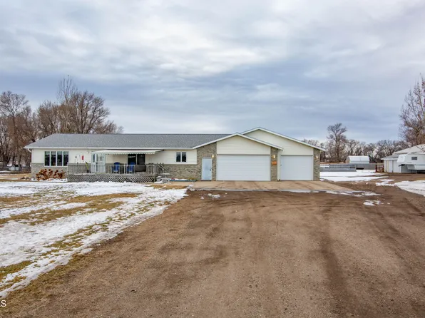 9886 66th St SE, Bismarck, ND 58504