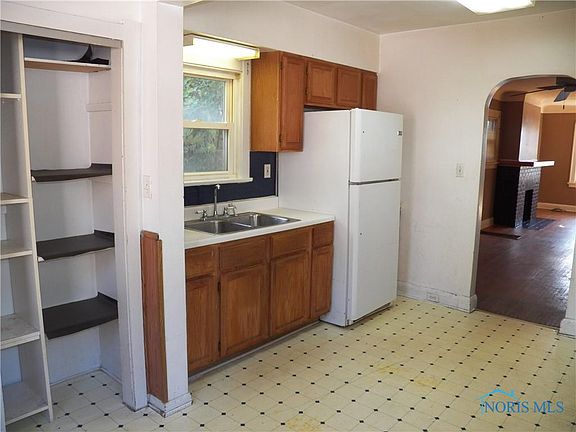 3rd image of 859 Toronto Ave