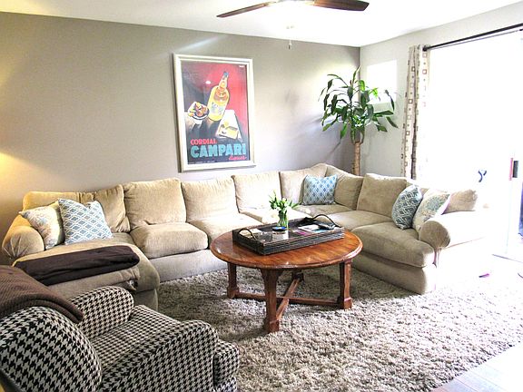 3rd image of 12633 Moorpark St Unit 203