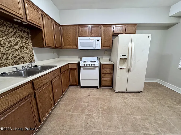 12 1/2 College Ct — Photo 6