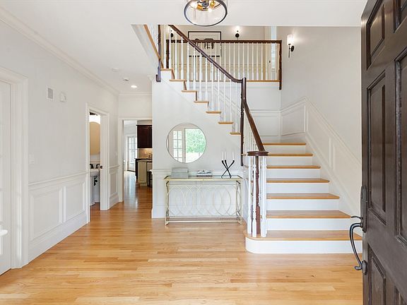 4th image of 10 Victory Garden Way