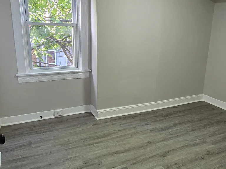 921 Appleton St — Photo 8