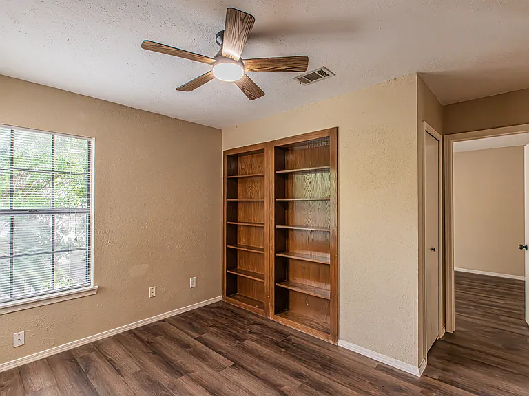 5203 Sutton Ct — Photo 35