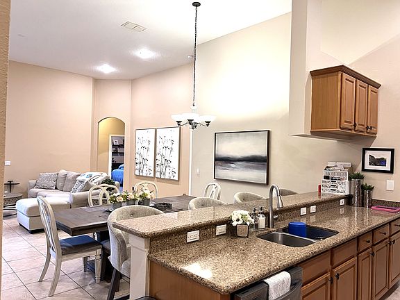 Breakfast bar and kitchenette area