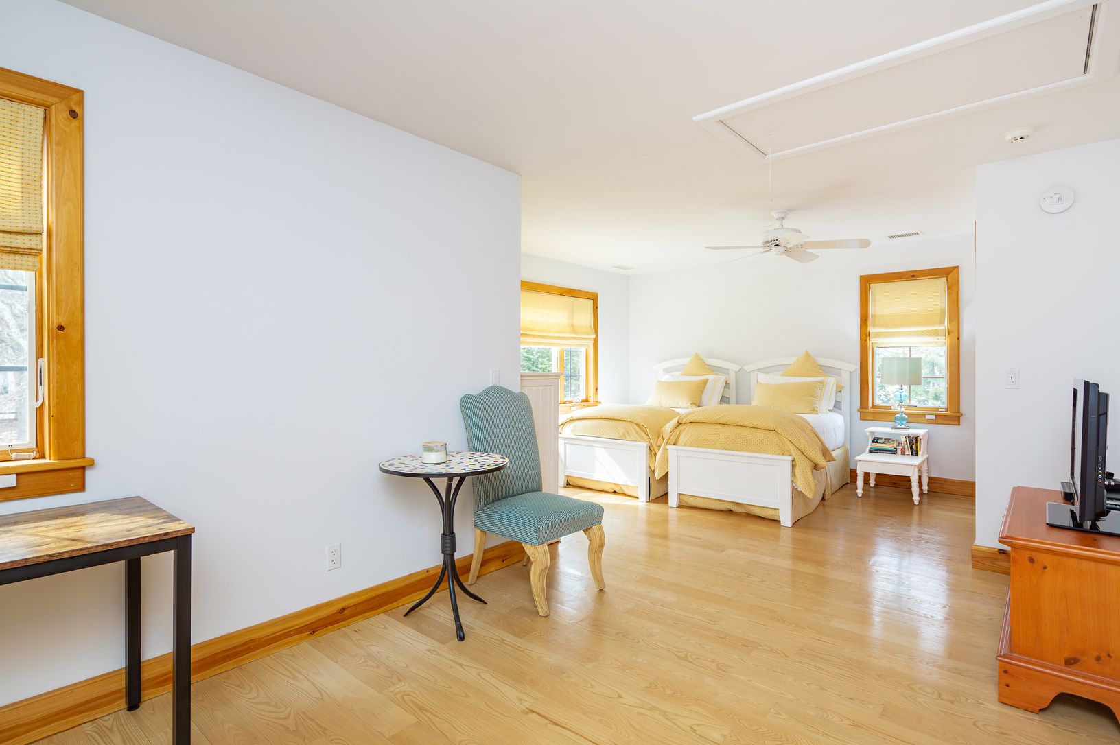 guest bedroom, twin beds can be converted to king