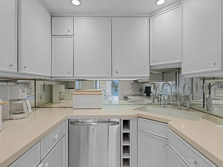 2800 N Flagler Dr #404 — Photo 16