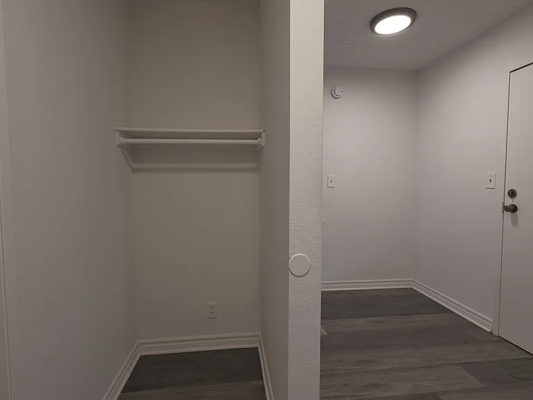 909 Irolo St — Photo 10