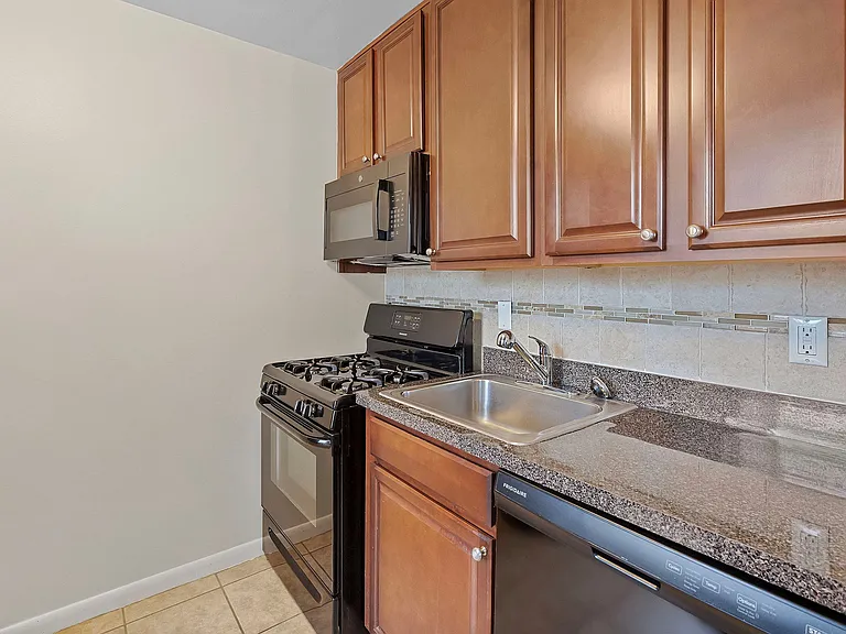 188 Bellevue Ave Apartments — Photo 19