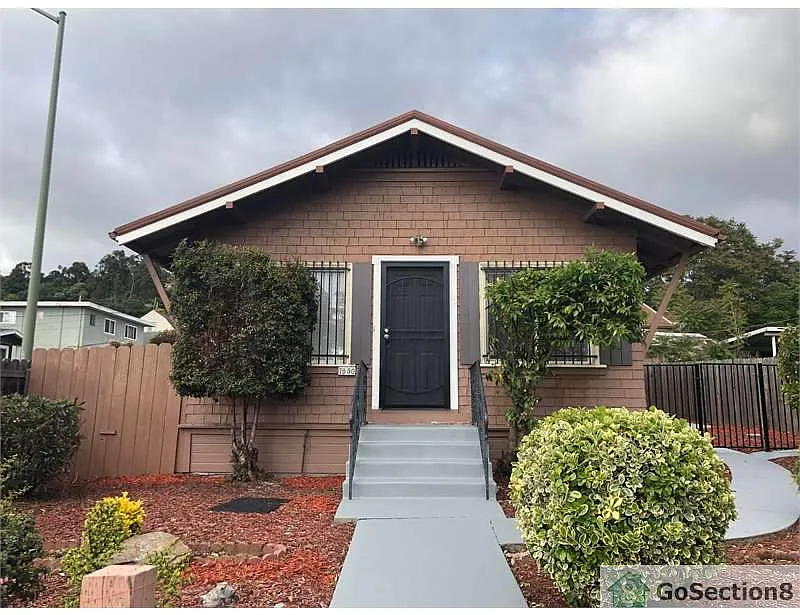 7850 Macarthur Blvd photo 1
