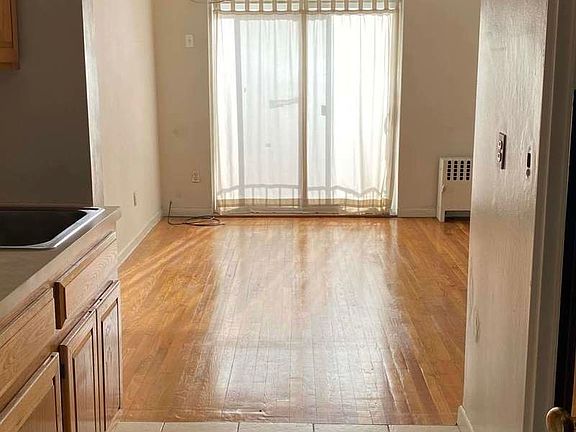 5th image of 248 W 21st St #4C3