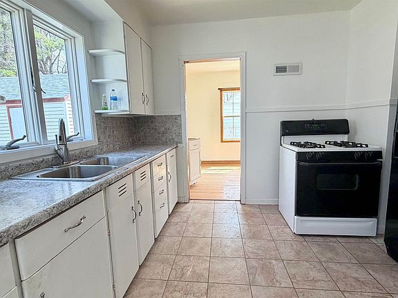 2nd image of 711 Barton St