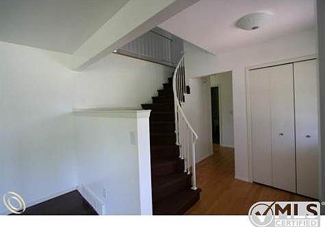Inviting Foyer w/hardwood floors