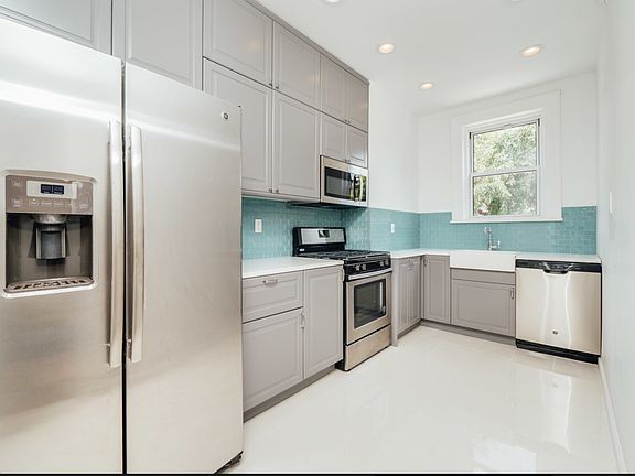 5th image of 330 Cornelia St Unit Penthouse