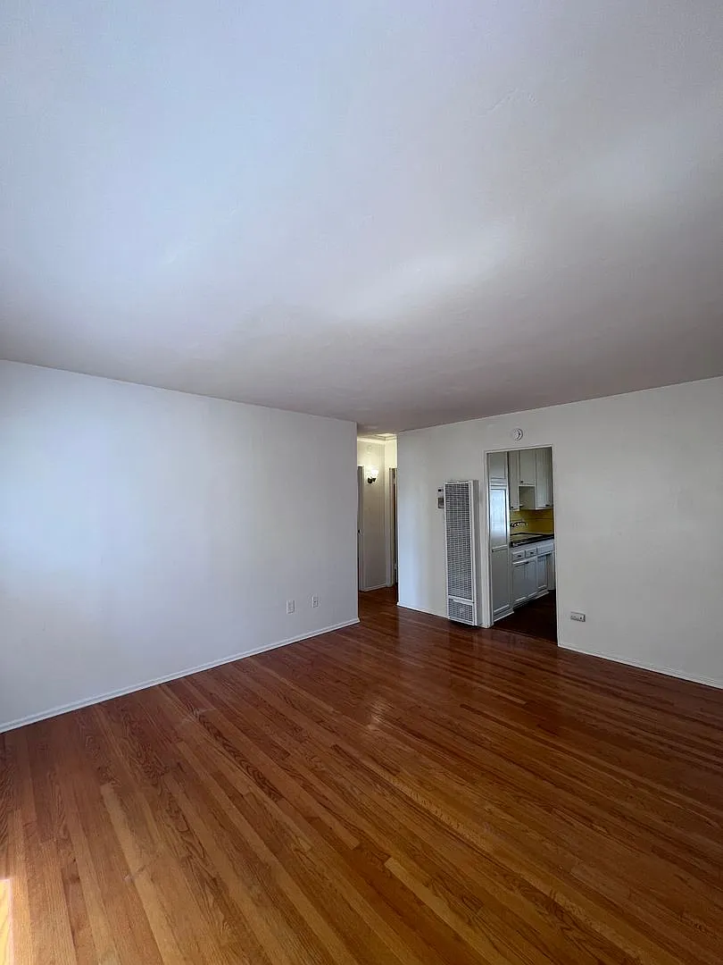 Charming 2-bedroom, 1-bath apartment located in the heart of Normal Heights — Photo 2