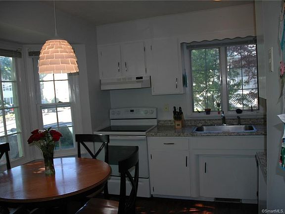 3rd image of 62 Hoyt St