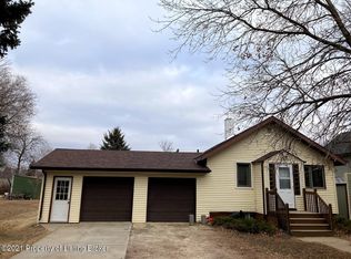 228 S Grove St, Hebron, ND 58638