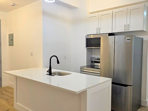 3rd image of 161 W 54th St #202A