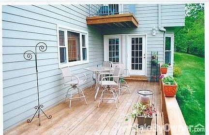Back deck
						:
						This view of the back deck shows the small deck off the master bedroom suite.