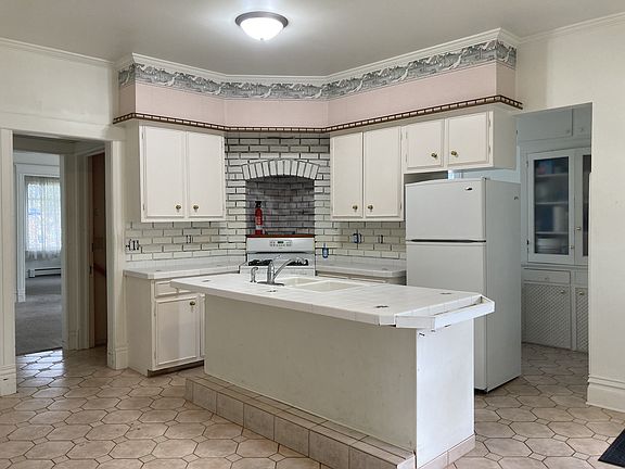 2nd image of 1018 Henry St