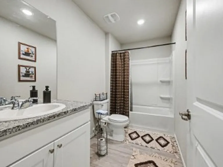 13450 Ashworth Blvd — Photo 9