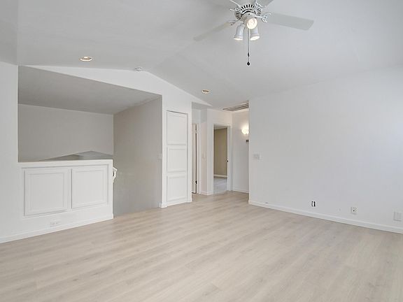 5th image of 2222 W Myrtle Dr