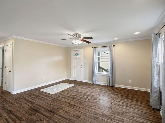5th image of 611 W North St