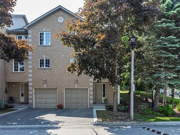 31 Moss Blvd #1, Hamilton, ON L9H 7A6