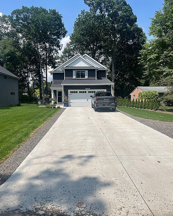 2nd image of 3920 Lakewood Dr