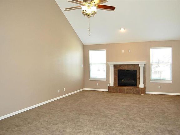 3rd image of 2317 Lincoln Ct