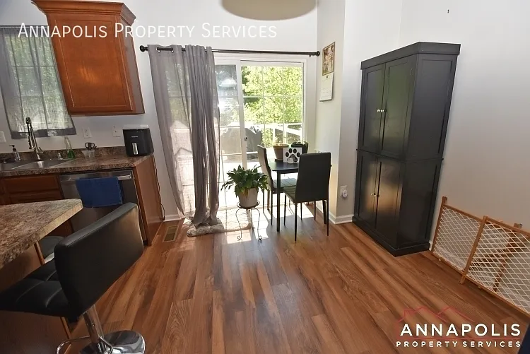 807 Croggan Cres — Photo 3