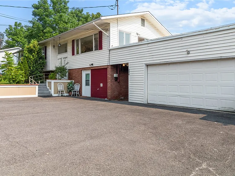 137 Honness Ln — Photo 2