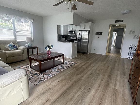 3rd image of 221 Markham K