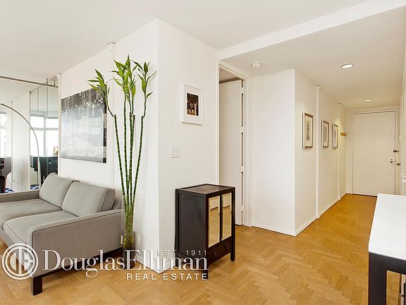 3rd image of 160 W 66th St APT 35B