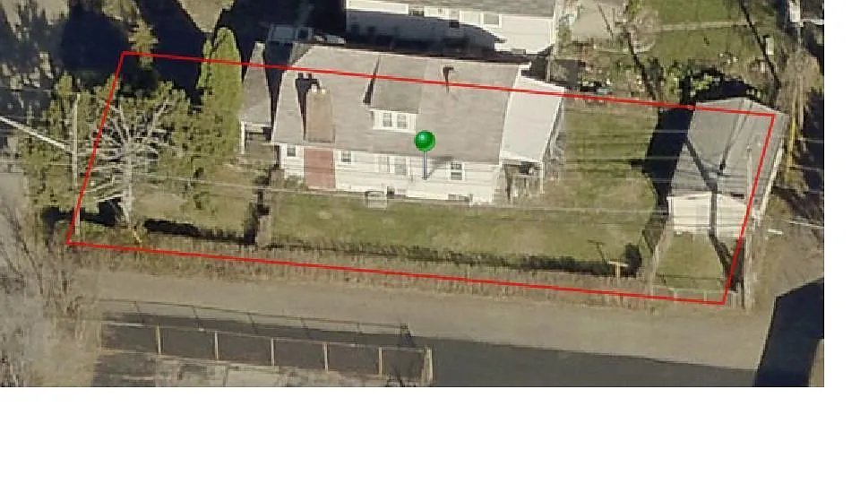886 Erickson Ave photo 1