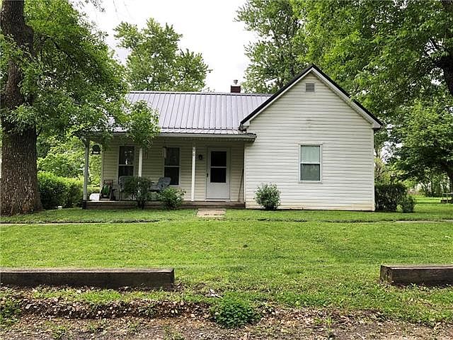 1st image of 890 E Elm St