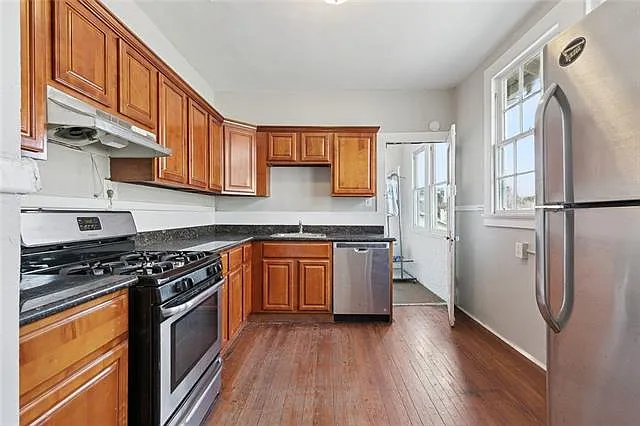 3 bed, 2.0 bath, 1720 sqft, $2,500 — Photo 2