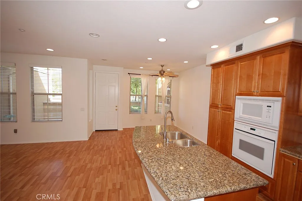 2 bed, 2.5 bath, 1364 sqft, $4,150 — Photo 4