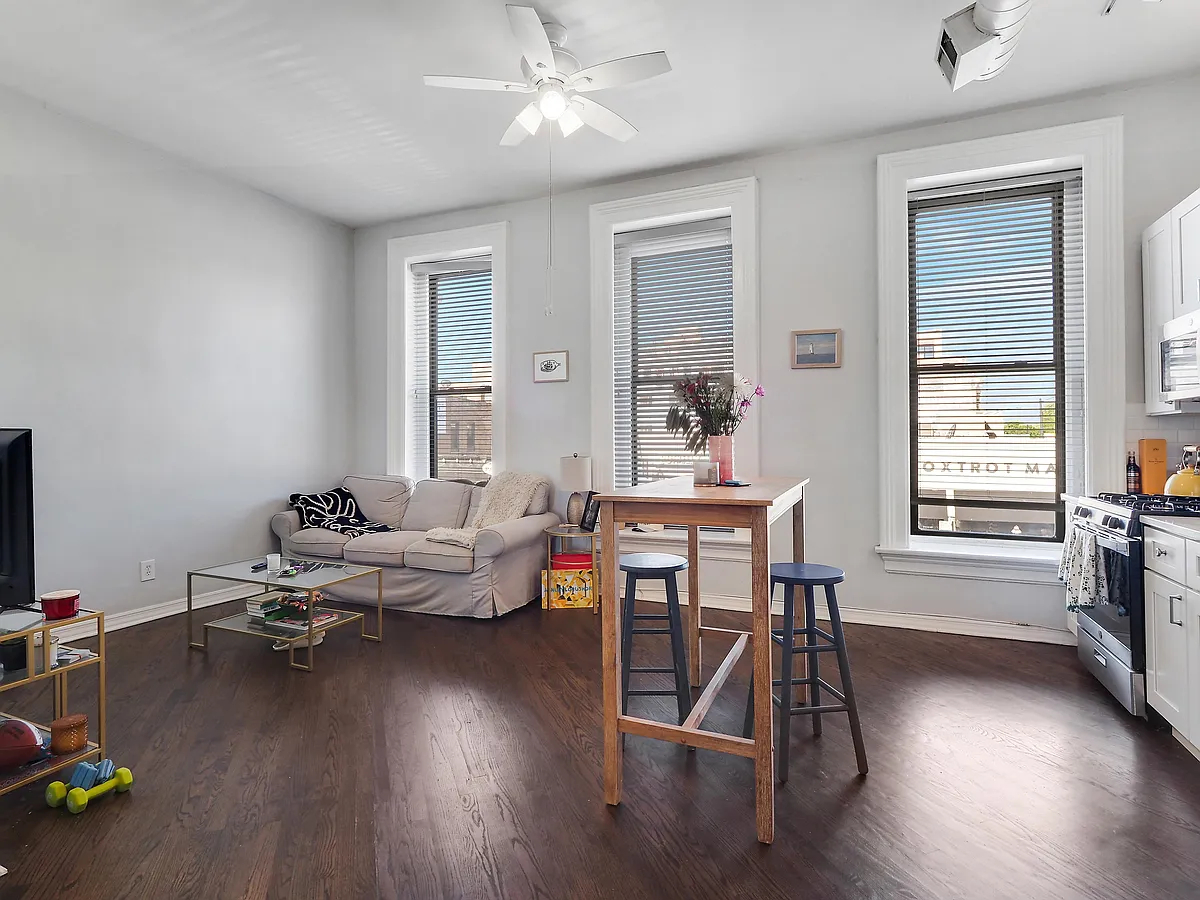 Building Photo - 1561 N Wells St #2F