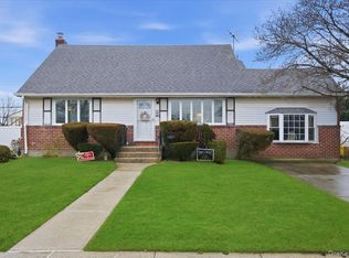 25 Lois Lane, Farmingdale, NY 11735