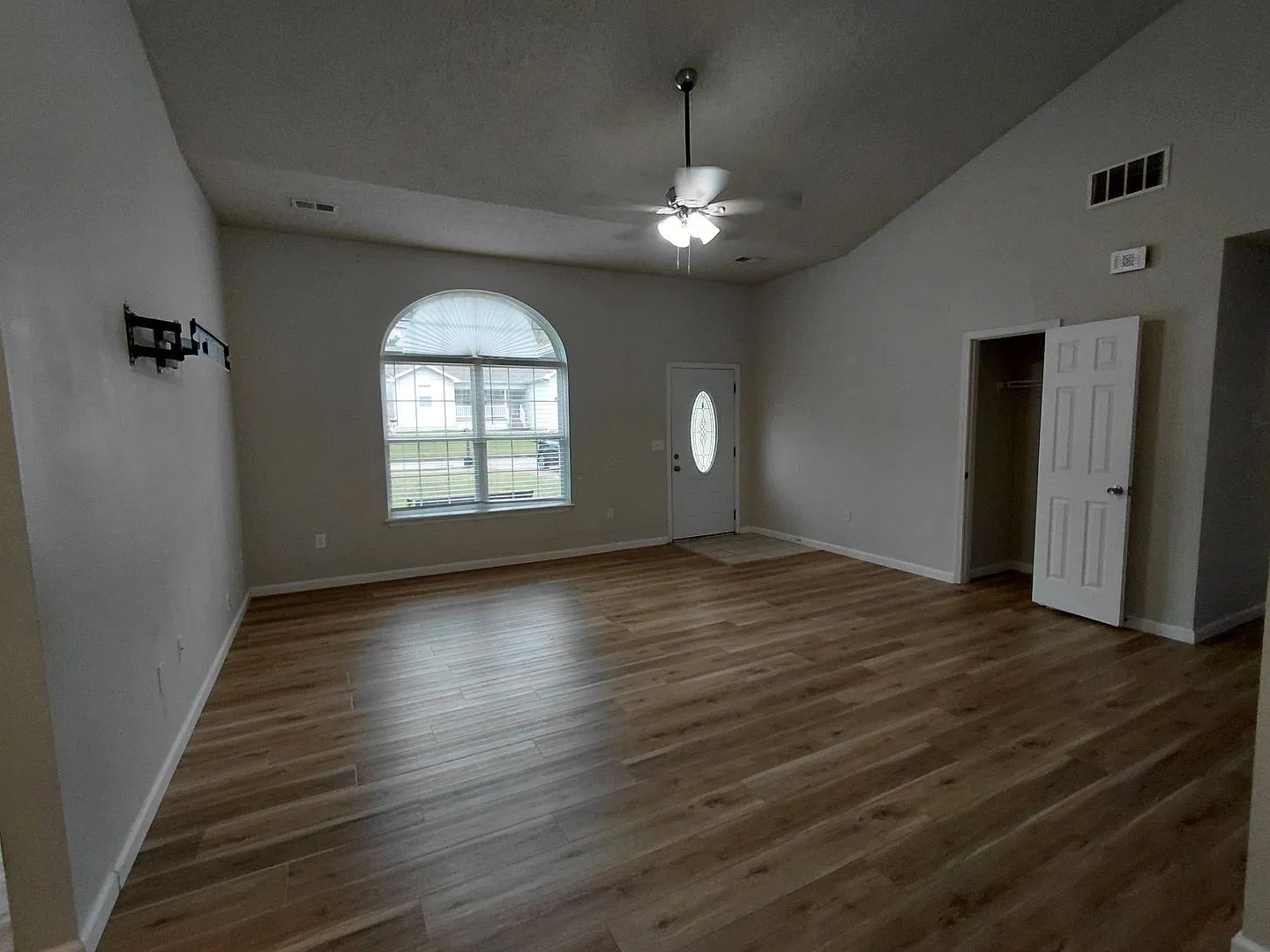 Fenced home close to FLW! — Photo 2