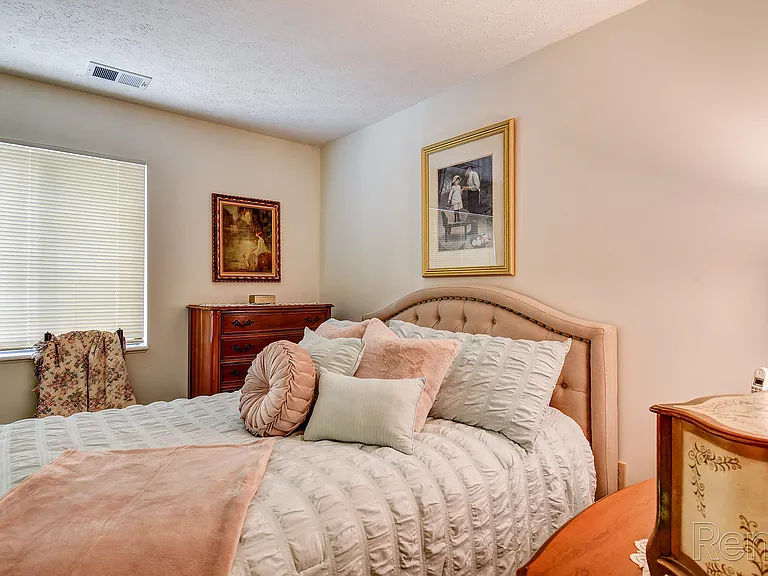 Hickory Knoll Apartments — Photo 11