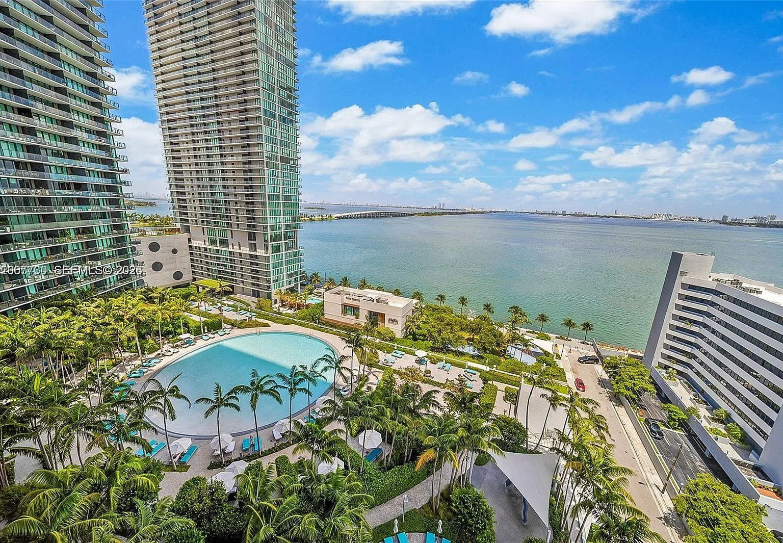 Gran Paraiso Condo — Photo 1