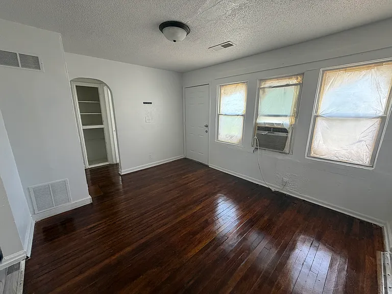 1542 N Estelle Ave — Photo 2