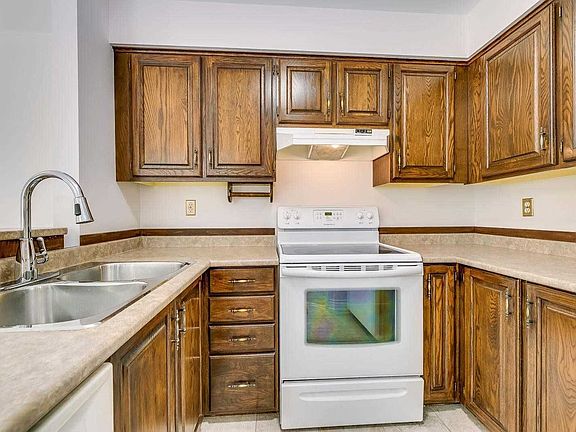 3rd image of 1240 Cottonwood Cres