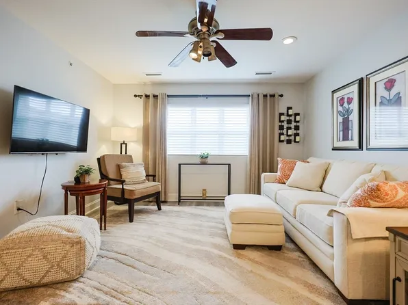 211 Central St APT A305, Norwood, MA 02062