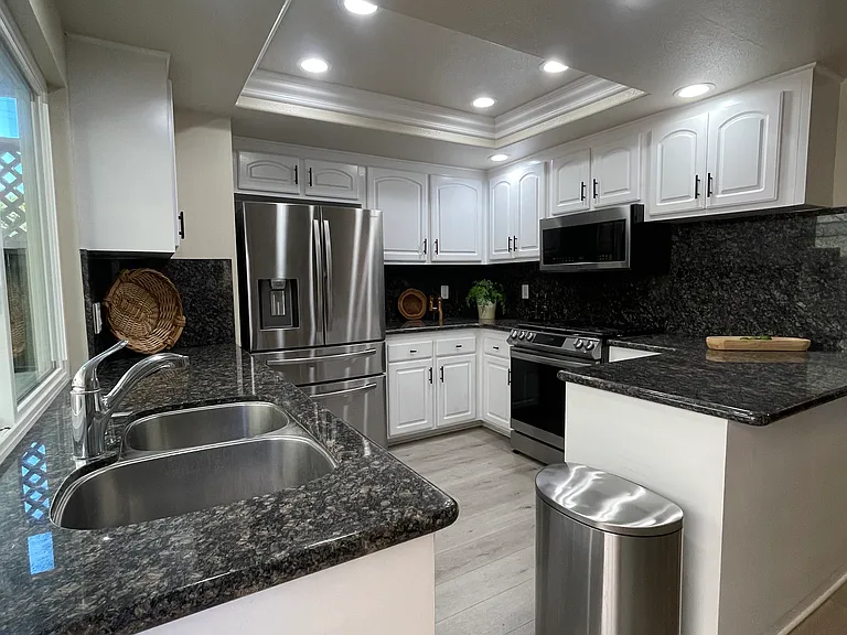 10098 Ellis Ave — Photo 2