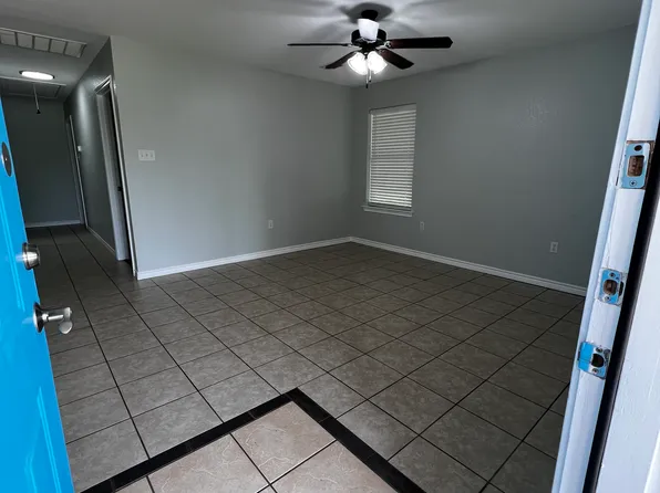 511 W Live Oak St #B, Alvord, TX 76225