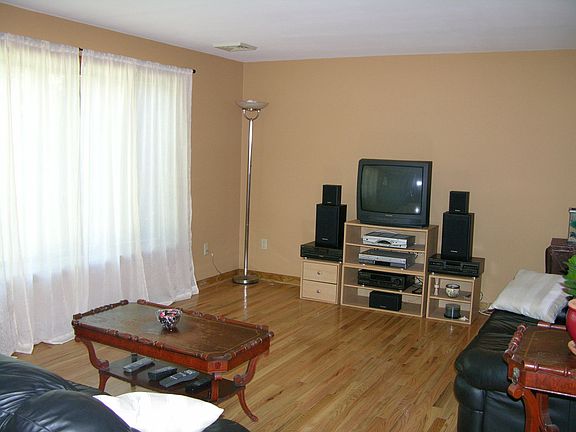Cozy Livingroom (Beautiful Hardwood Floors)
