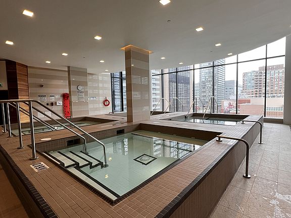 4th image of 501 Yonge St #4213
